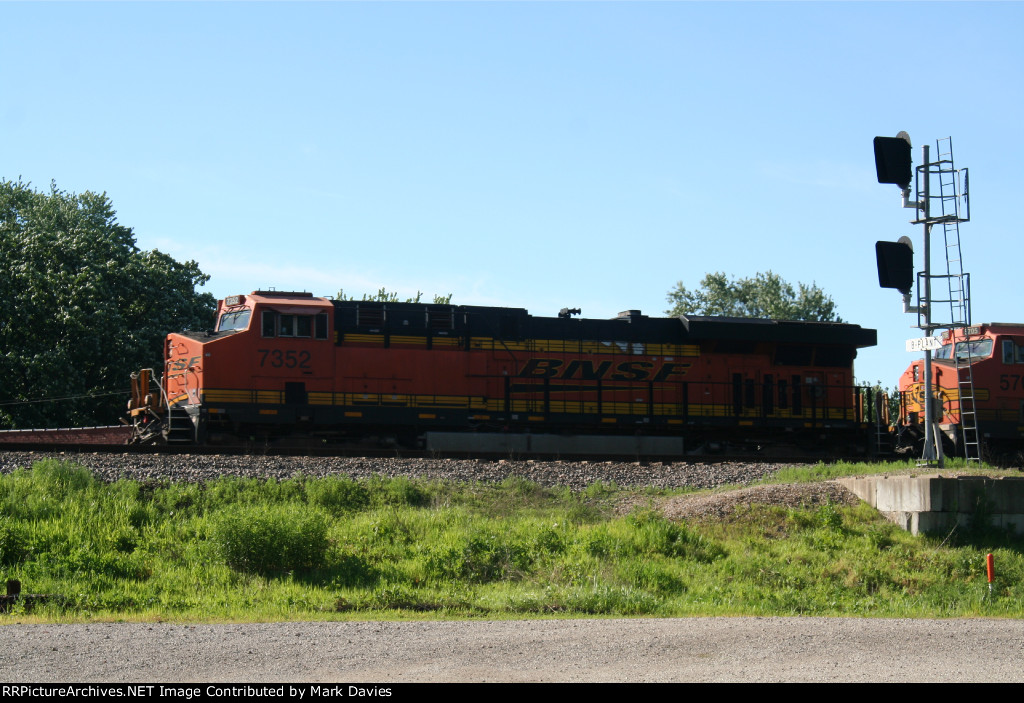 BNSF 7352